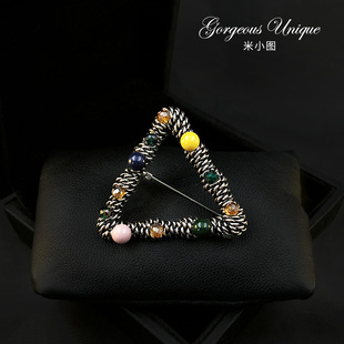 831小众高级感三角形胸针 高档复古精致胸花披肩扣丝巾扣别针配饰