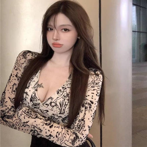 时尚性感大V领女士紧身收腰打底衫春秋洋气短款显胸大显瘦上衣冬