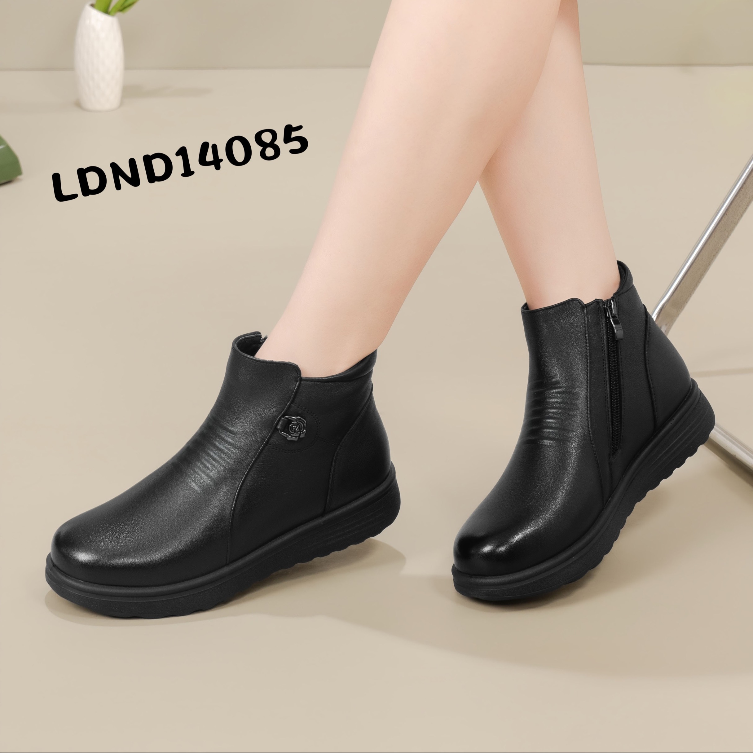 真皮女鞋2025新款妈妈棉鞋女季中老年保暖鞋加绒加厚短靴14085