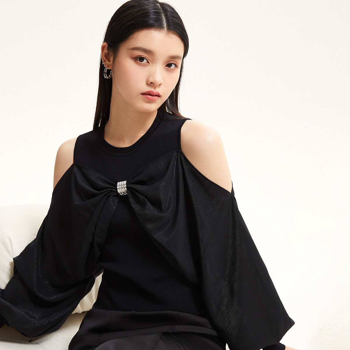 tq区绫致Vero Moda针织衫女秋冬甜美立体蝴蝶结露肩上衣