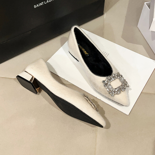 法式粗跟低跟尖头加绒单鞋女冬2025新款外穿毛毛鞋气质白色高跟鞋