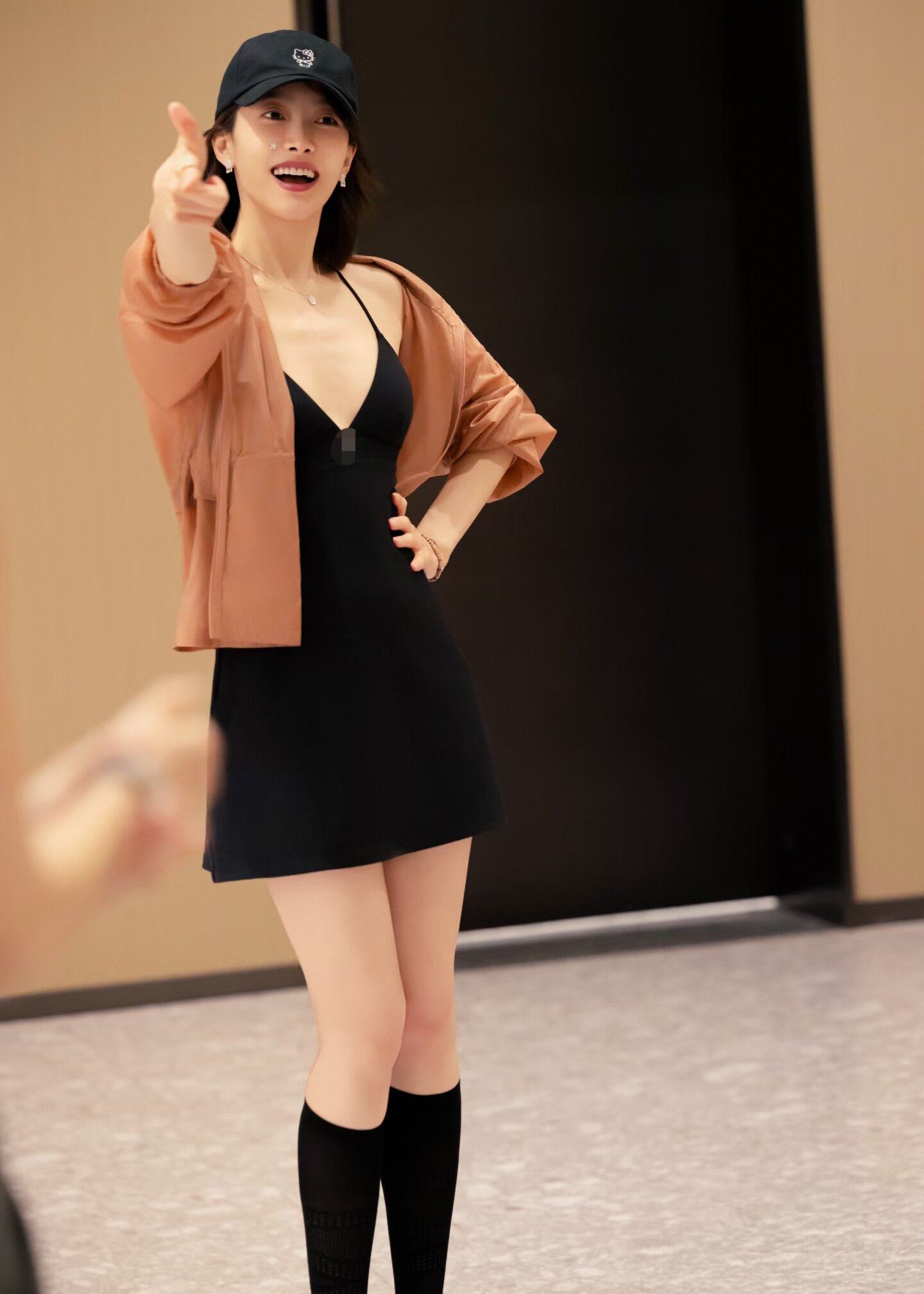 宋茜同款2026年夏季V领吊带胸垫瑜伽连衣裙女露背速干夏运动裙