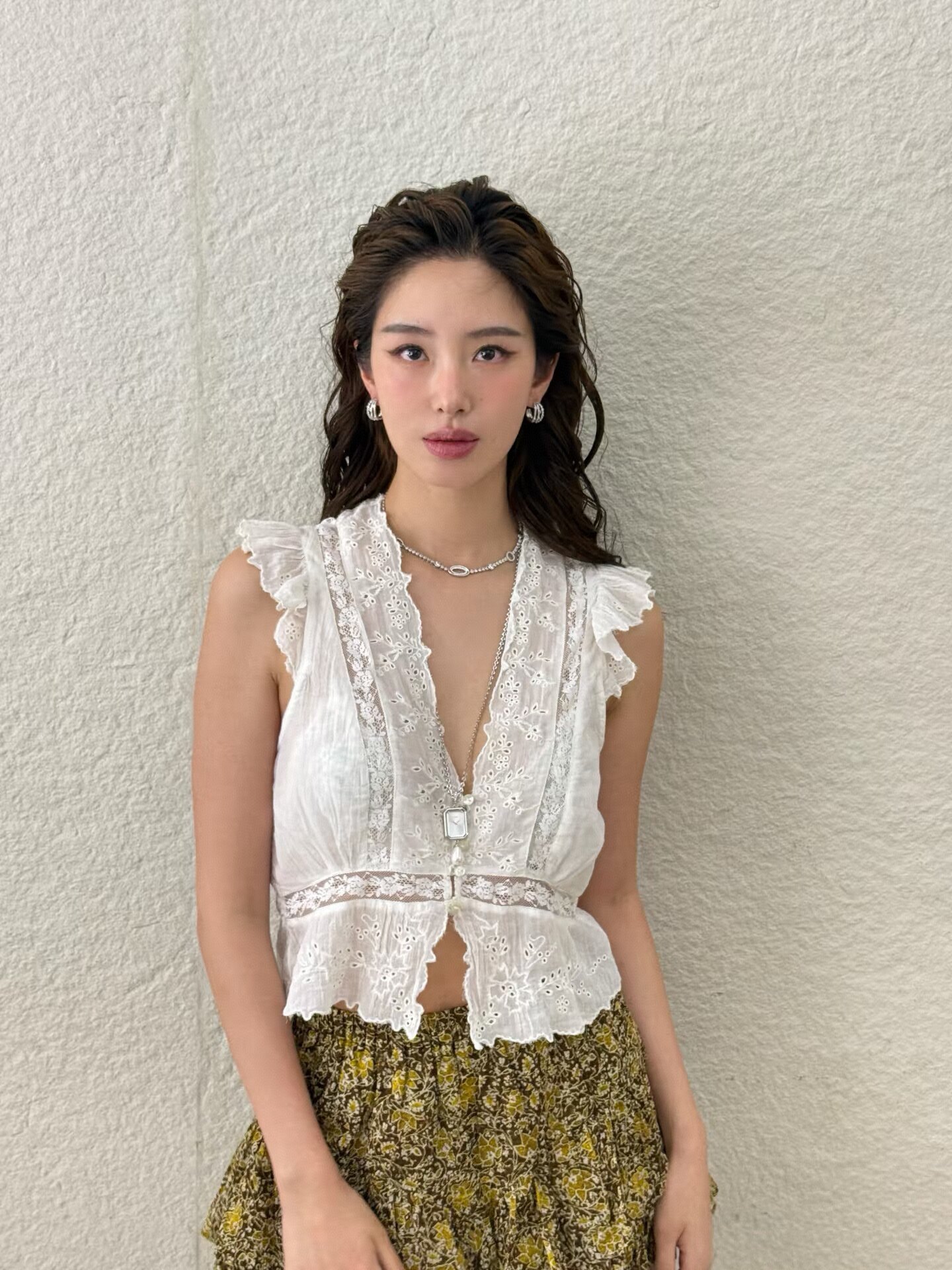 杨采钰同款2026年夏季法式V领镂空刺绣蕾丝无袖上衣荷叶边衬衫女