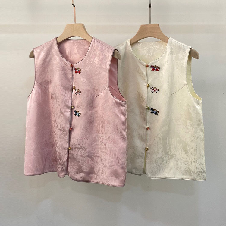 初溯家2026早春新款欧货女装新中式国风刺绣小马珠扣提花醋酸马甲