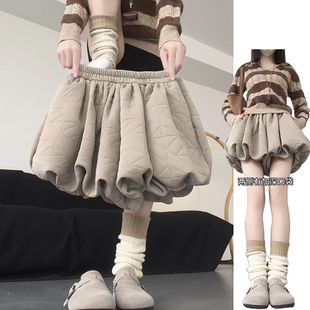 卡其色菱格花苞裙裤女秋冬2026新款温柔感百搭宽松高腰灯笼短裙裤