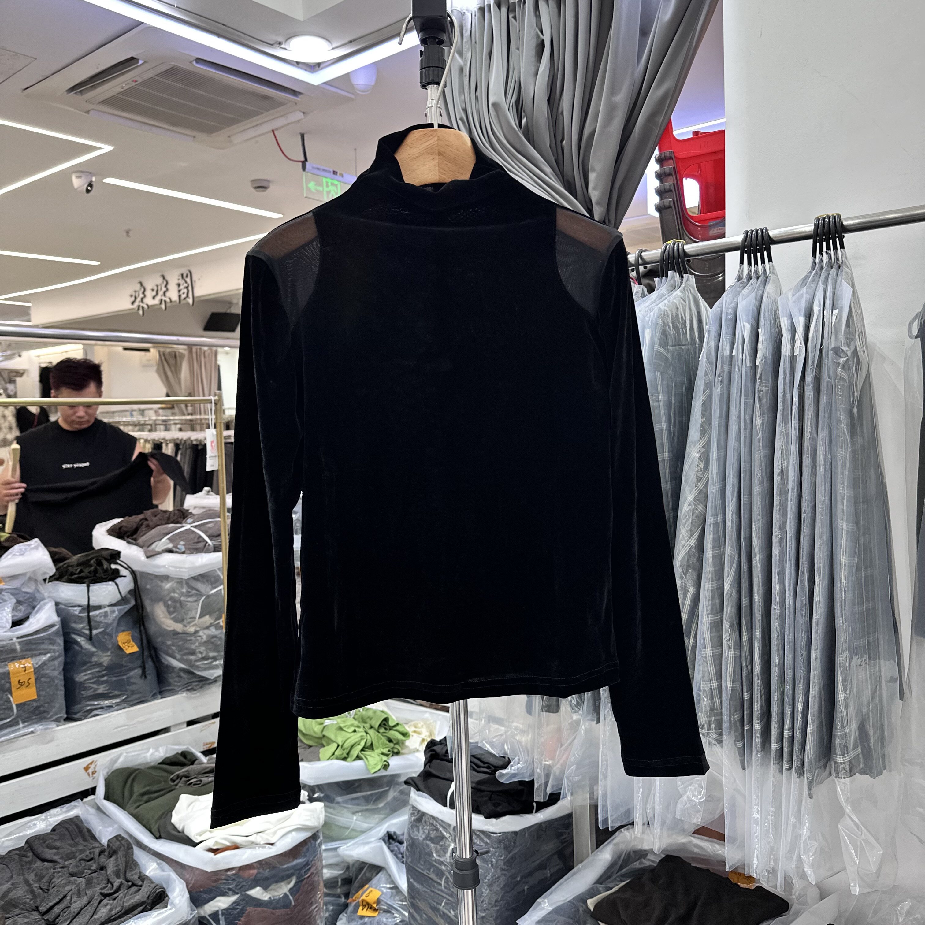 肩部拼接网纱丝绒T恤衫上衣