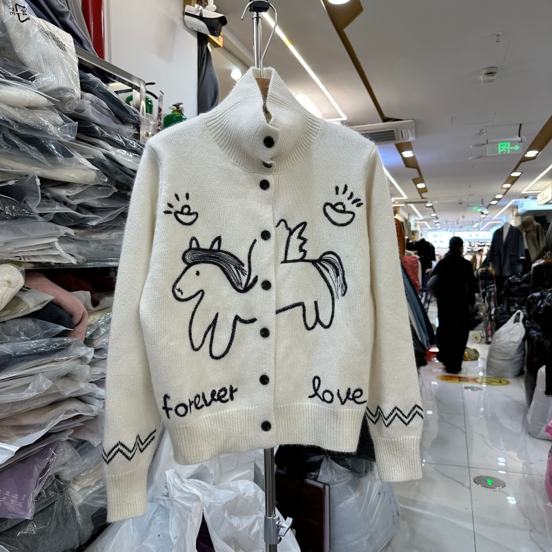 韩系刺绣卡通马开衫毛衣