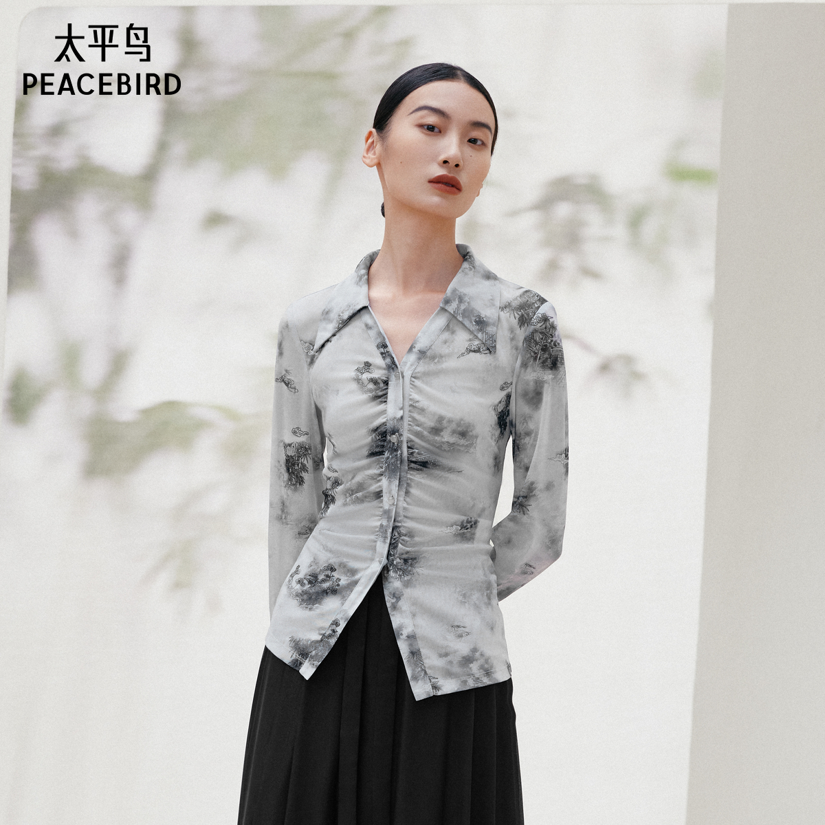 太平鸟女装2024年夏季款Daria Song联名修身衬衫