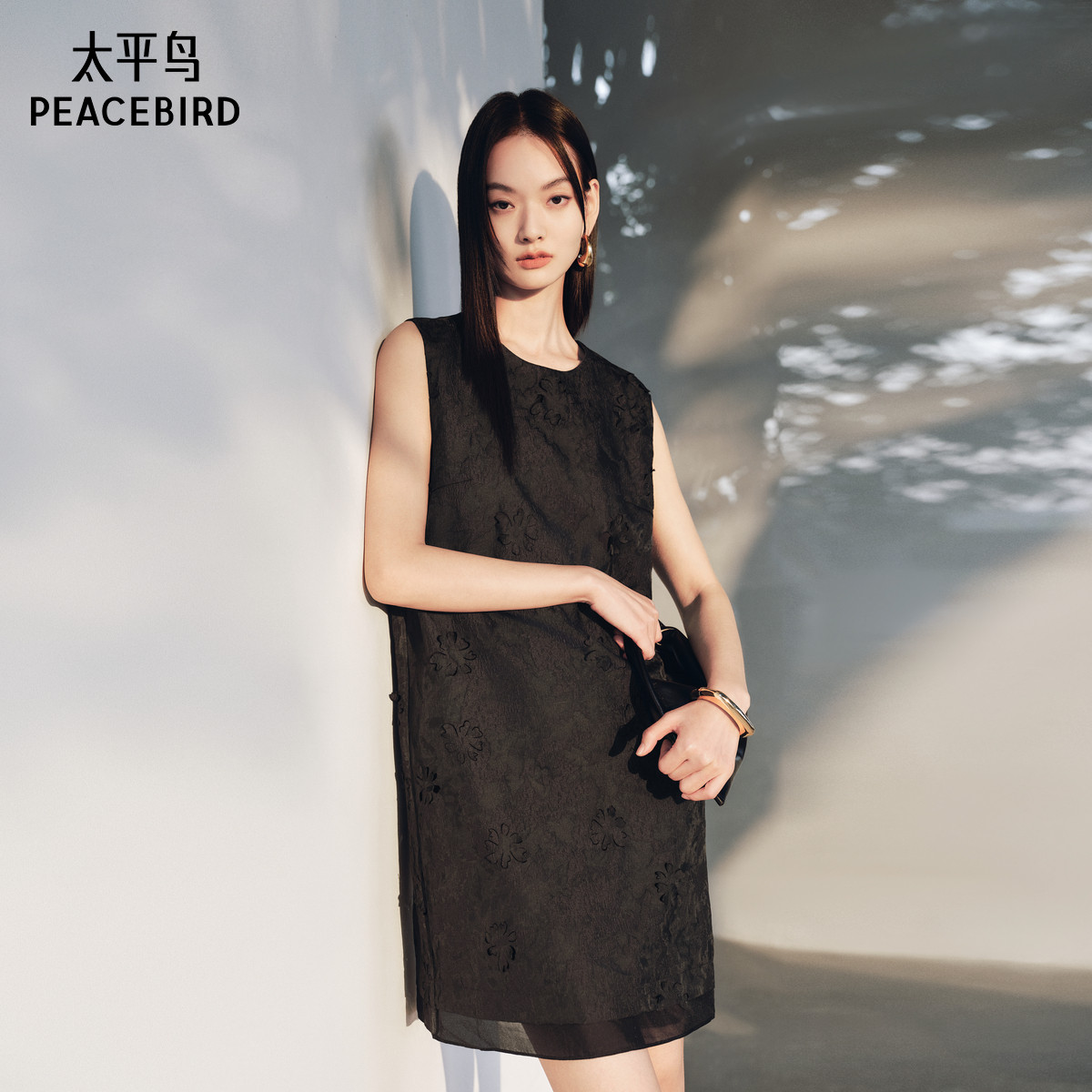 太平鸟花卉提花背心无袖连衣裙女黑色2025夏装新款时尚洋气