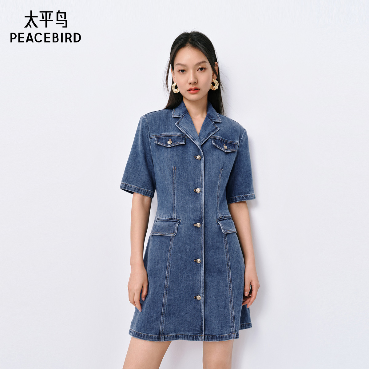 太平鸟西装牛仔裙女2025夏翻领工装短裙镂空设计感短款连衣裙