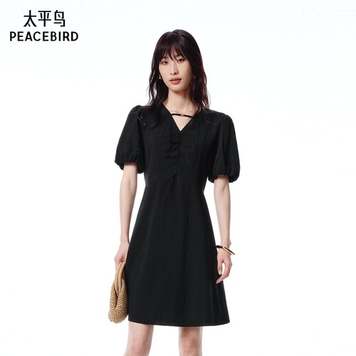 太平鸟女装显瘦裙子女夏季新款凉感短袖通勤黑色连衣裙A1FAF2488
