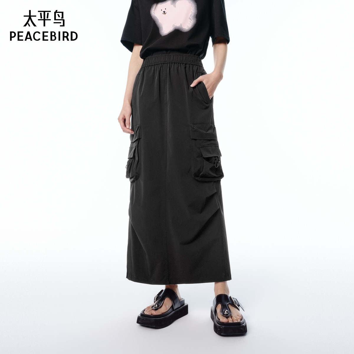 太平鸟工装风半身裙女长裙2025夏新款轻薄挺括黑色运动风直筒裙子