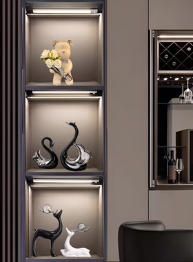 家居客厅办公桌面装饰品网红轻奢暴力熊捧花酒柜玄关卧室摆件现代