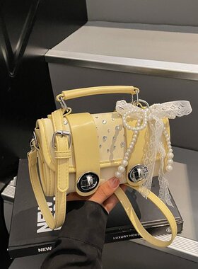 2026夏季新款单肩斜挎手提包均码带挂件枕头包PU2025年斜挎包女包