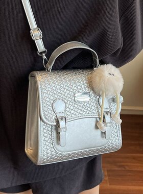 2026夏季新款包盖式均码PU2025年夏季带挂件校园双肩背包女包通勤