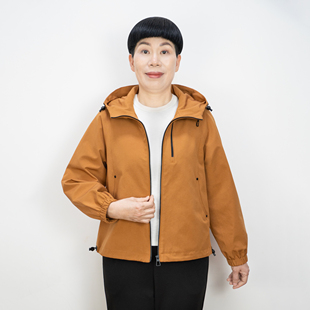 妈妈春秋外套短款连帽冲锋衣女2026款宽松防风夹克中年女秋装上衣