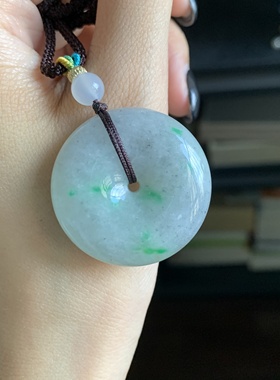 毛毛的翠/M 10994//天然特色乌鸡飘绿花翡翠平安扣//350