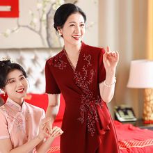 酒红色妈妈婚宴礼服年轻高端气质喜婆婆结婚高级感连衣裙春夏新款