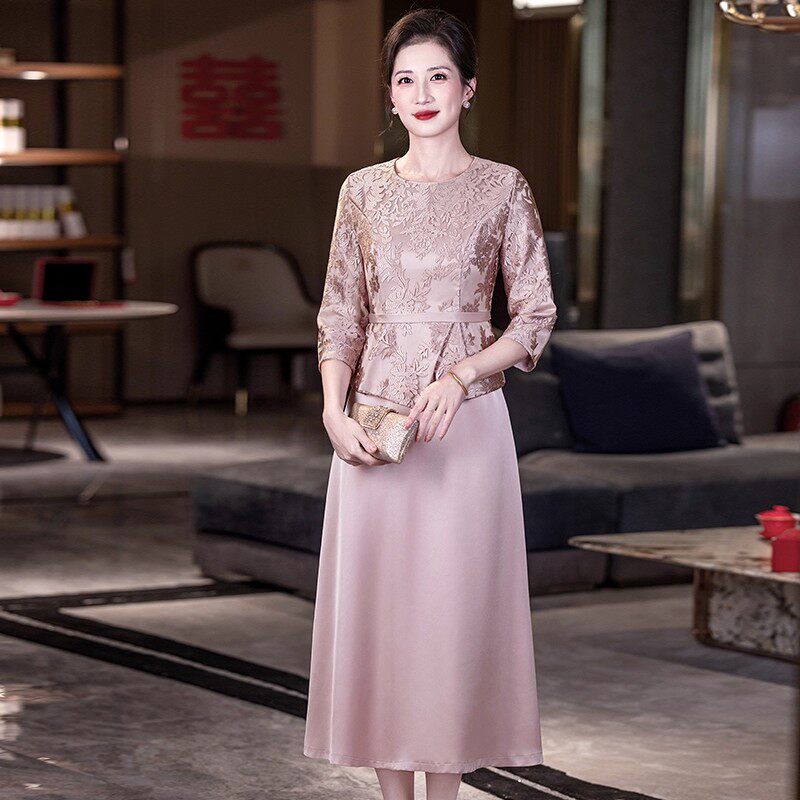 11月份喜婆婆婚宴装2025秋季新款粉色年轻妈妈礼服轻奢高级连衣裙