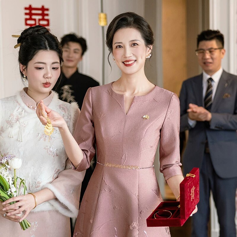 粉色高贵优雅婚宴妈妈晚礼服裙图片
