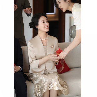婚礼喜婆婆礼服年轻新款香槟假两件妈妈婚宴结婚遮肚子连衣裙