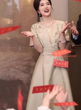 妈妈婚宴礼服2026夏季新款气质年轻款喜婆婆装高端连衣裙敬酒服