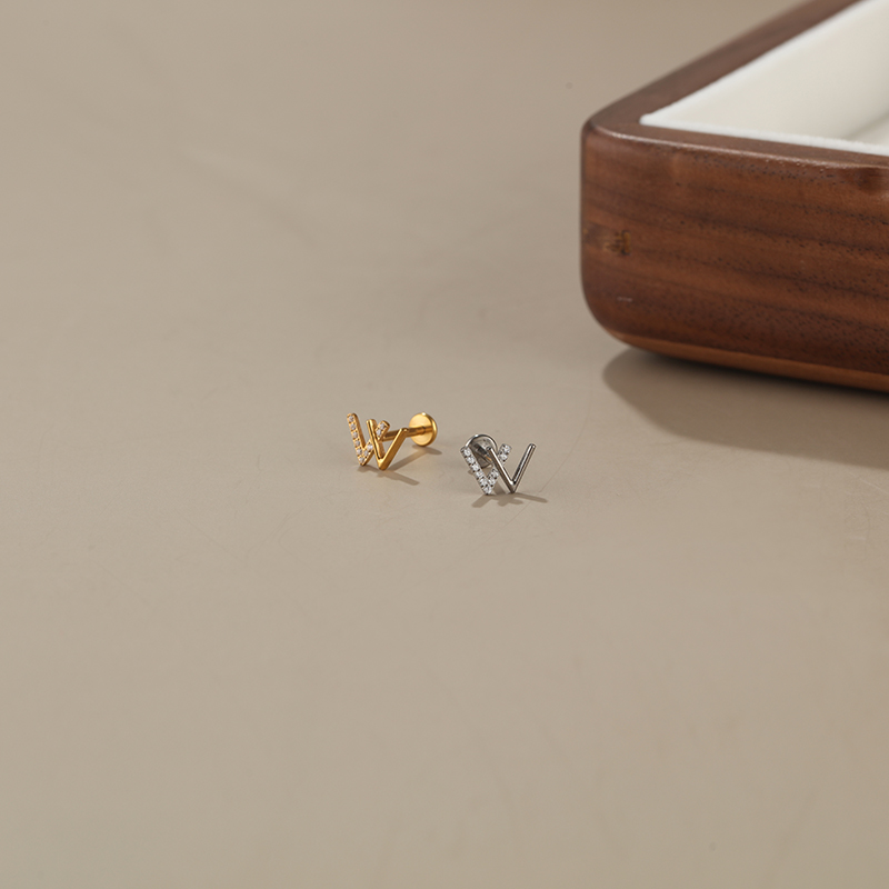 F136医用植入级钛合金G23微镶字母V穿刺耳钉平底内螺纹唇钉耳垂钉