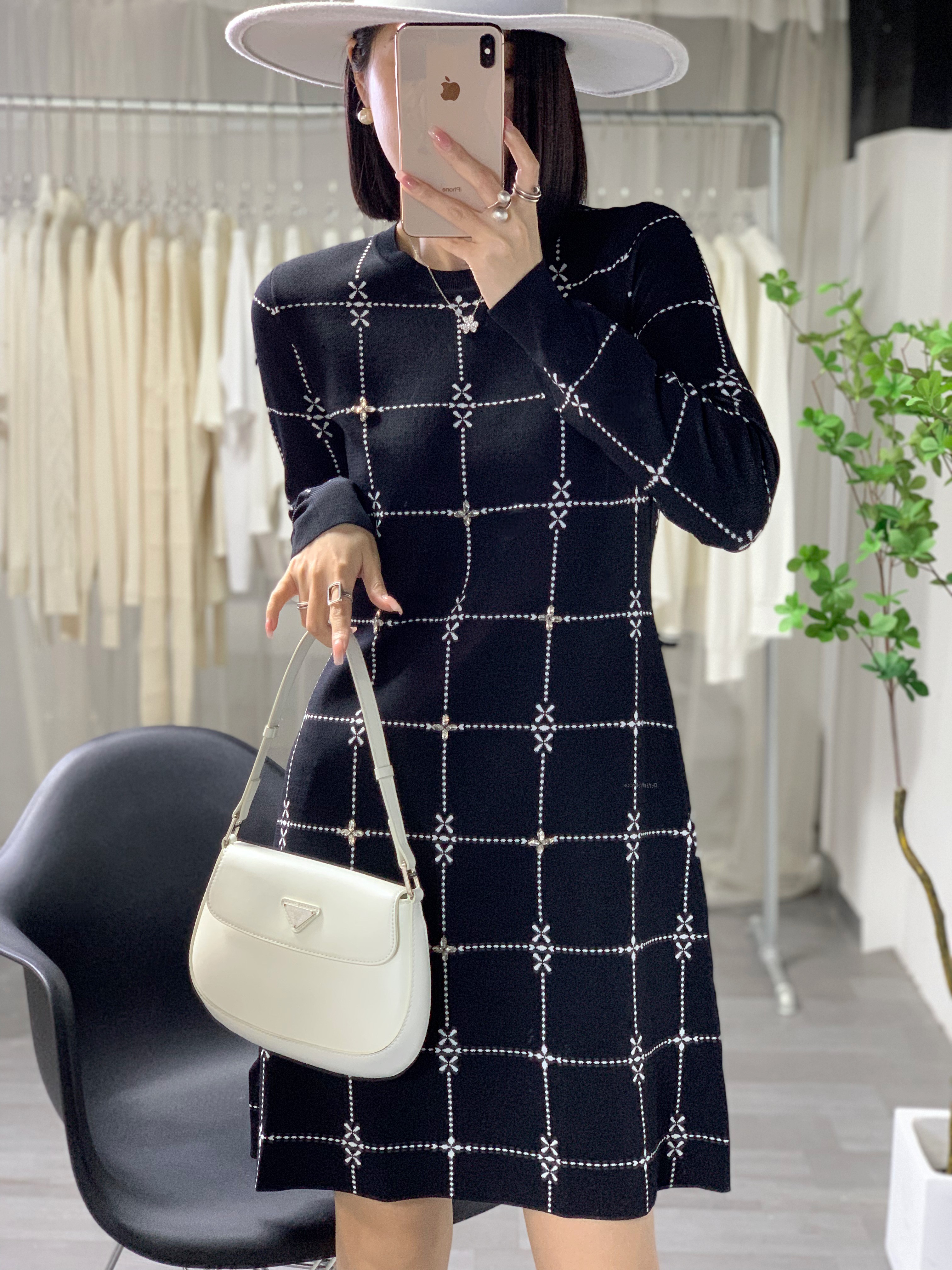 宝家同款2025秋冬新款格纹露肩冰丝针织衫上衣女士连衣裙修身套头