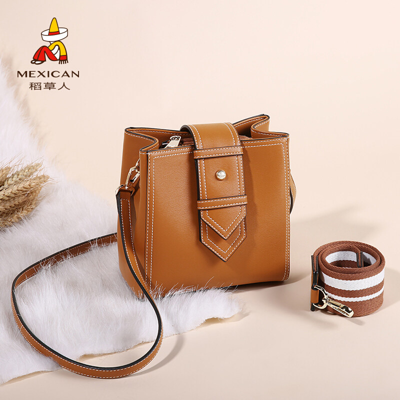 稻草人小方包女青年新款时尚宽带大容量单肩包简约休闲斜挎包水桶