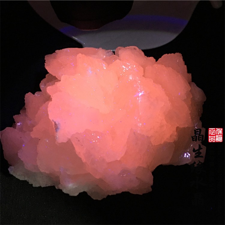 天然淡粉方解石矿物标本摆件垒包 带荧光收藏石实物图2
