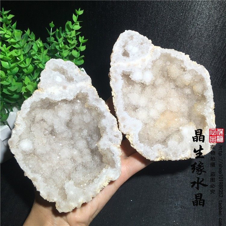 精品天然白玛瑙聚宝盆一对里面长白水晶晶牙 收藏石实物图4