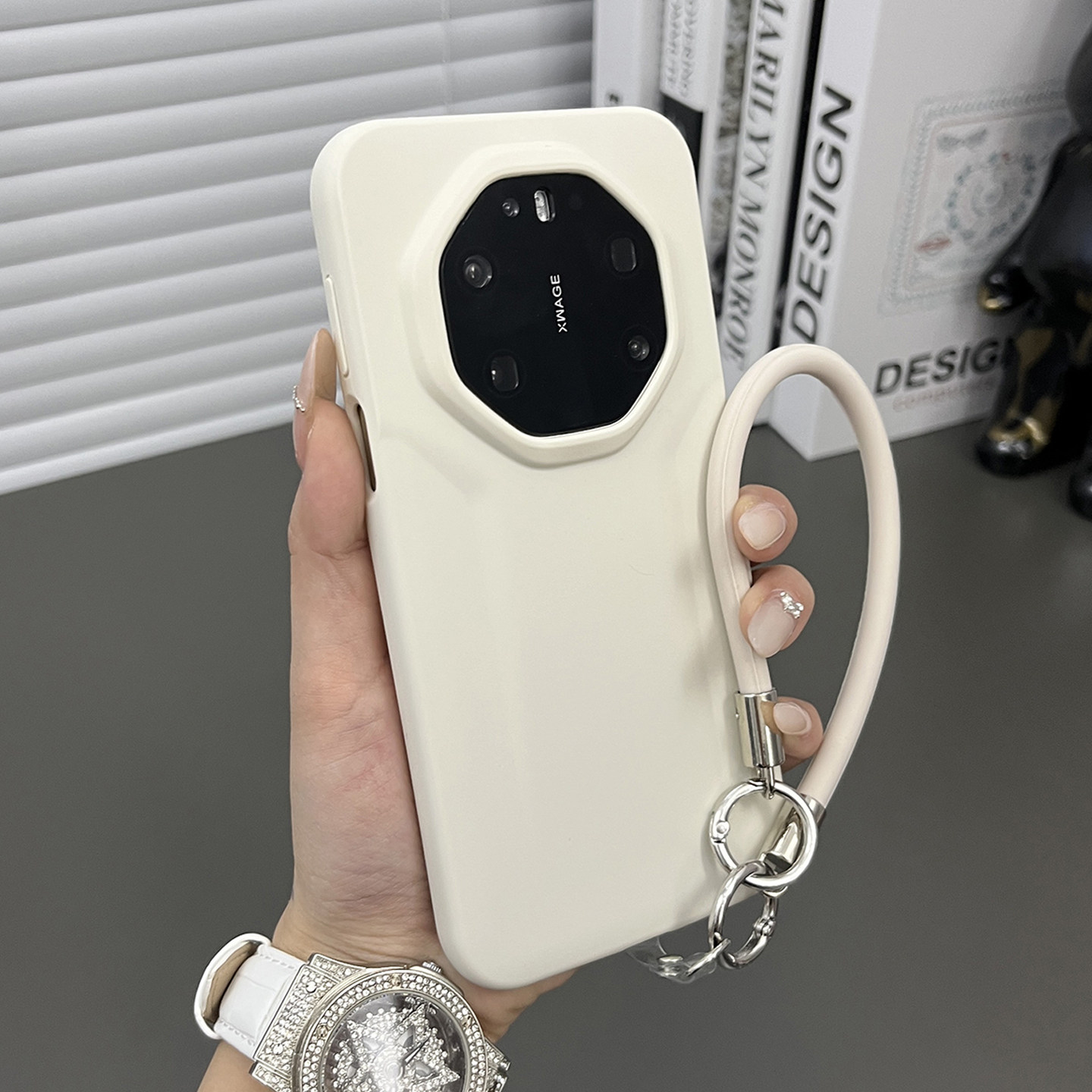 三只鱼【小众液态硅胶古董白手提绳】适用于华为mate80rs非凡