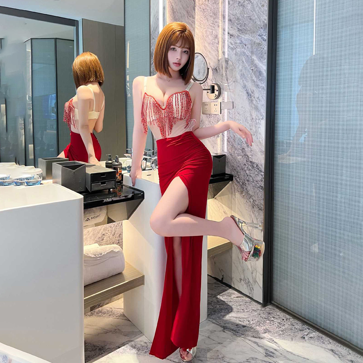 红色性感镶钻吊带长裙礼服显瘦