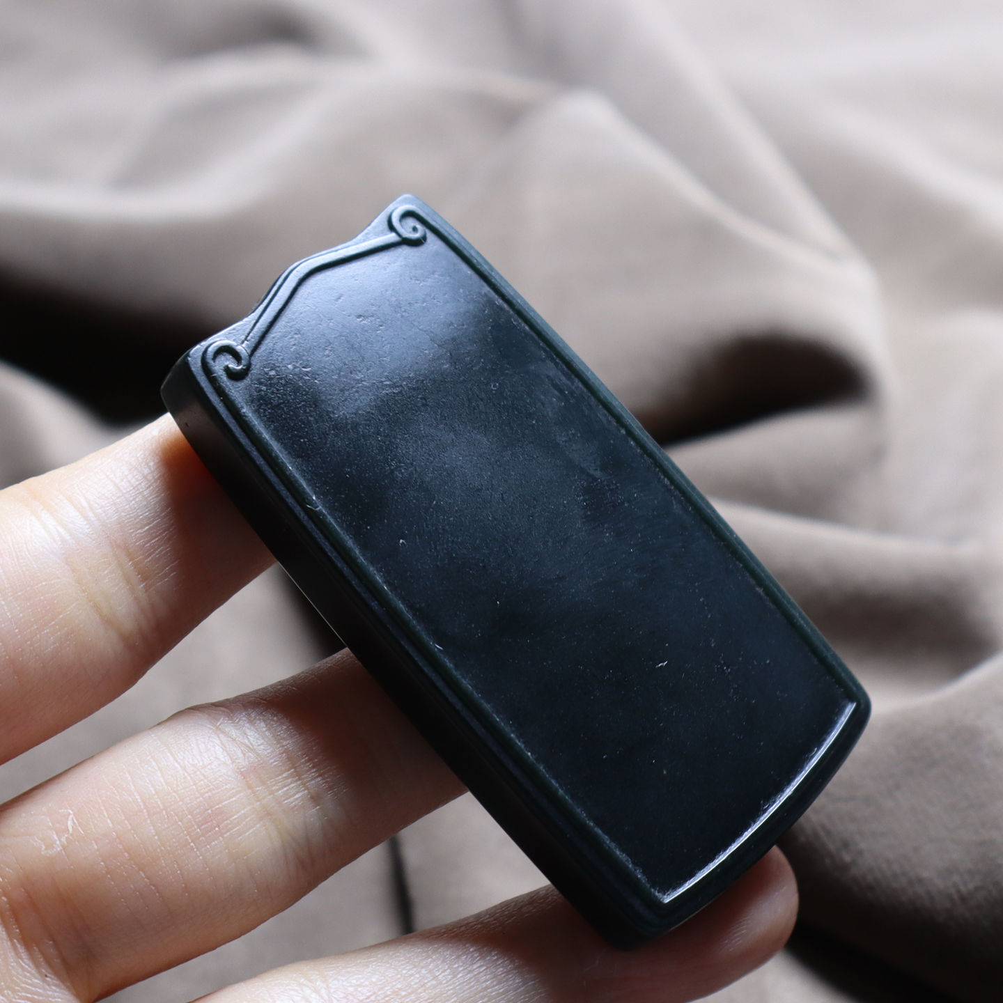 方言和田玉精品新疆漆黑如墨羊脂玉底墨玉籽料平安无事牌子吊坠A2