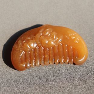 精品方言和田玉新疆高油糯且末料红糖玉俏雕一顺百顺梳子小挂件A8