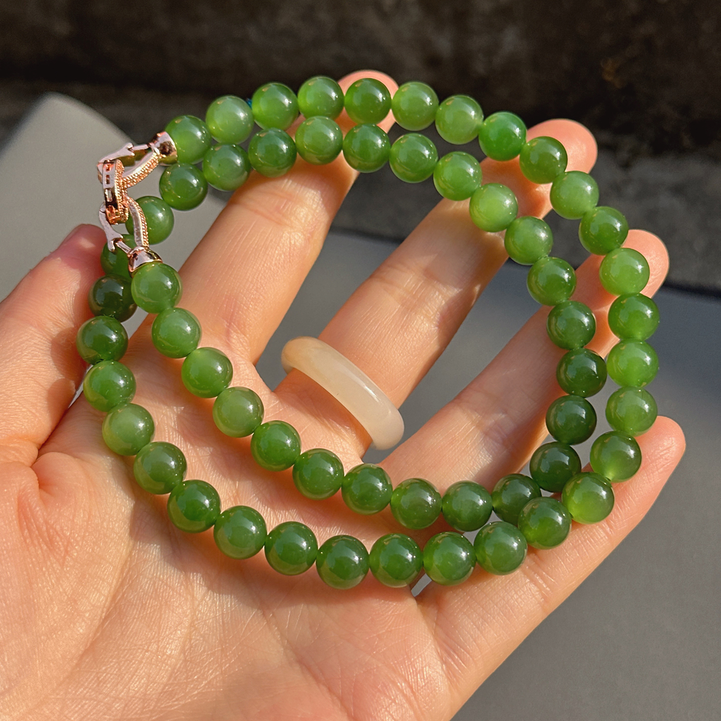 惊呆了方言和田玉精品收藏俄料老坑辣阳绿冰底无黑点碧玉8mm项链O
