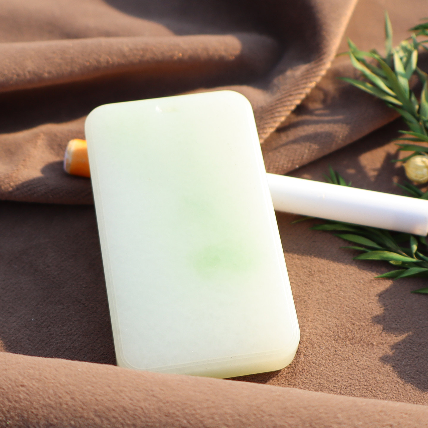 震惊方言和田玉俄罗斯老料肉底细腻白玉带翠色平安无事牌子吊坠A2