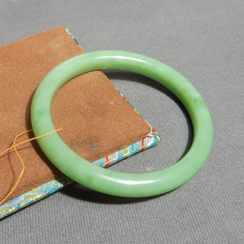 特色方言和田玉珍藏级俄罗斯老坑料粉绿碧玉卡59mm正装细条手镯R2