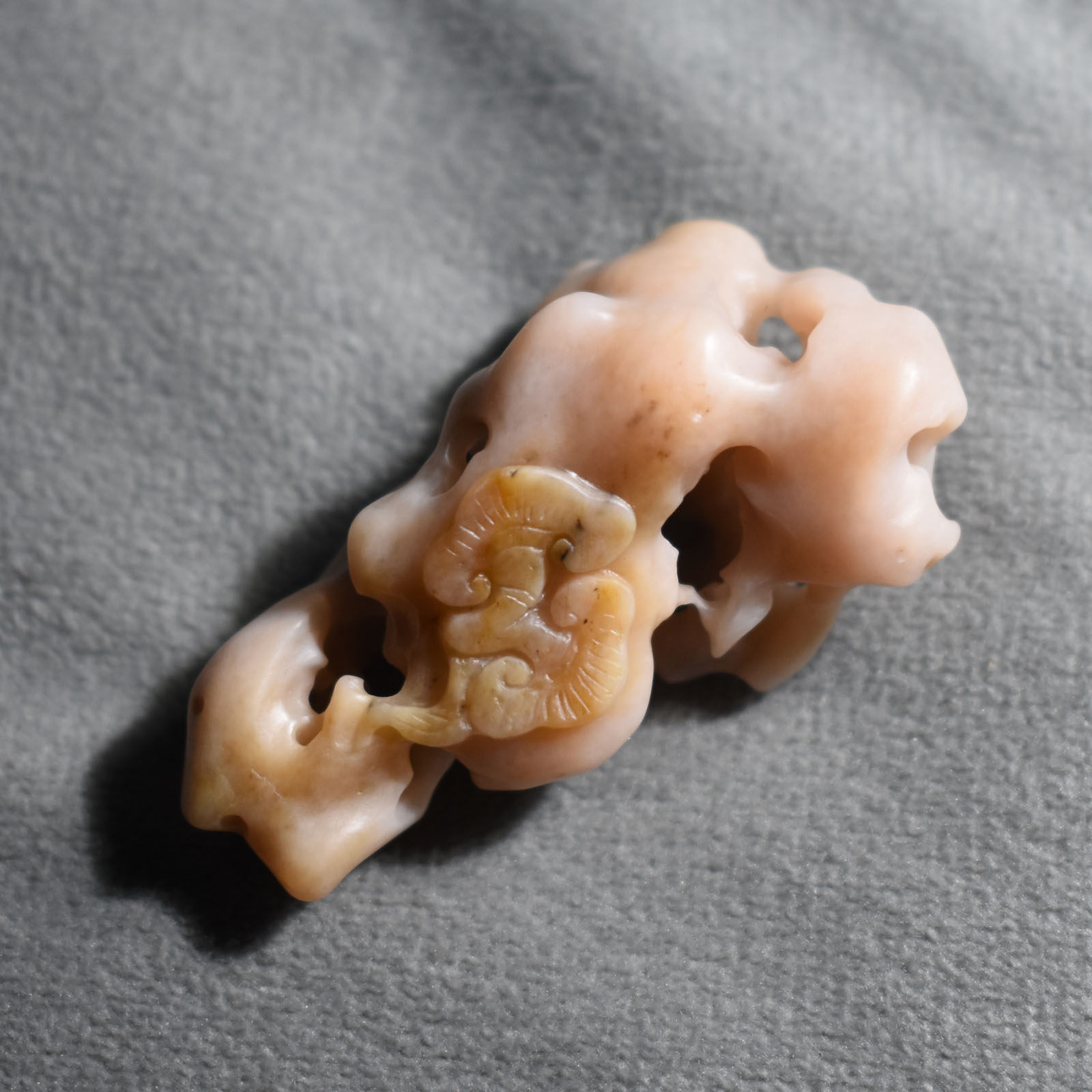 方言和田玉收藏新疆包浆黄皮粉色桃花籽料直闪石灵芝太湖石吊坠R1