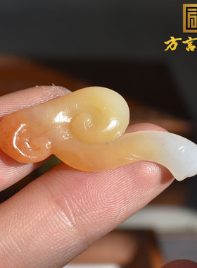 震惊方言品牌和田玉收藏标本级老熟黄金黄色黄玉籽料小如意吊坠R1