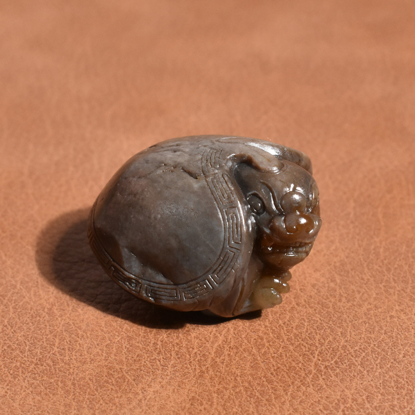 方言和田玉新疆罕见乌衣皮三色糖沁白肉青花籽料独籽龙龟手把件H8