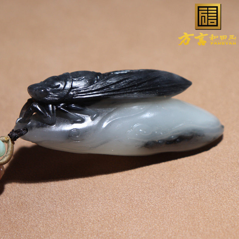 方言和田玉收藏新疆玉龙河黑白分明一线天青花籽料一鸣惊人吊坠o8