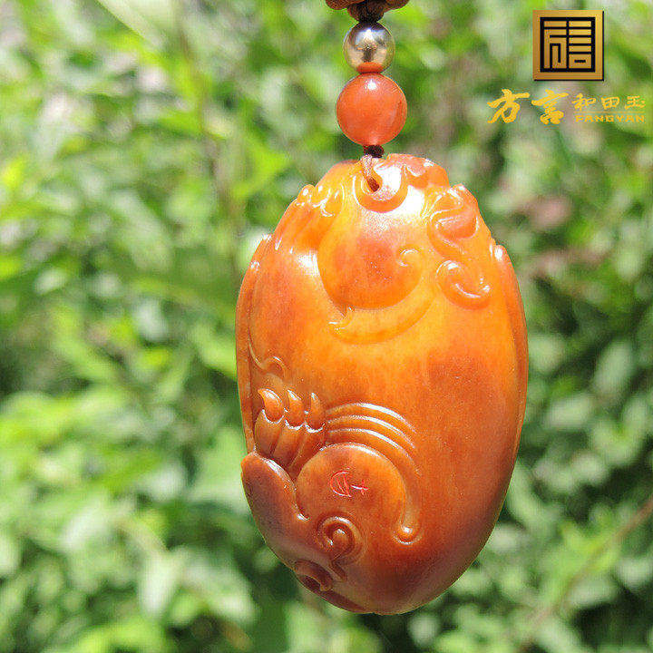方言和田玉镇店之宝罕见聚红皮原生鸡油黄玉独颗籽料貔貅手把件F
