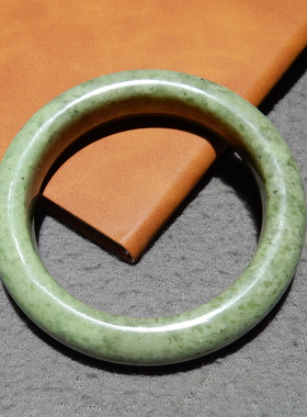 青海料温润带翠色手镯