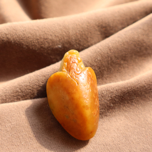 精品方言和田玉珍藏级新疆老熟黄沁皮白玉籽料俏雕龙龟吊坠挂件A2