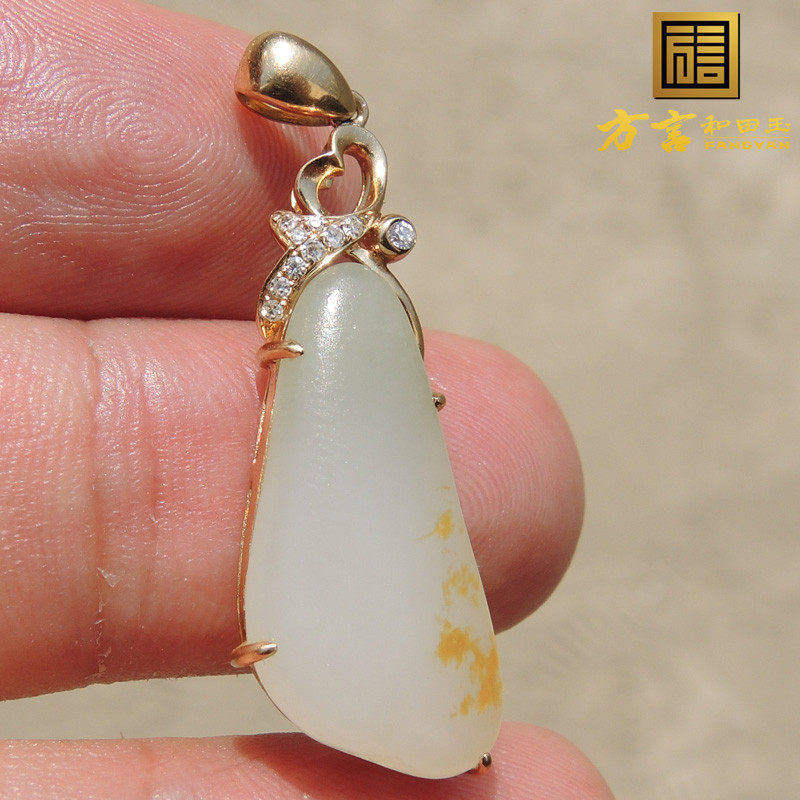 方言一口气红活皮水滴型带翠羊脂玉籽料18K金镶玉真钻原石吊坠子F