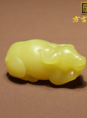 方言鸡油黄玉巧雕生肖牛吊坠