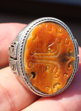 新疆黄沁皮和田籽料兽面银镶玉