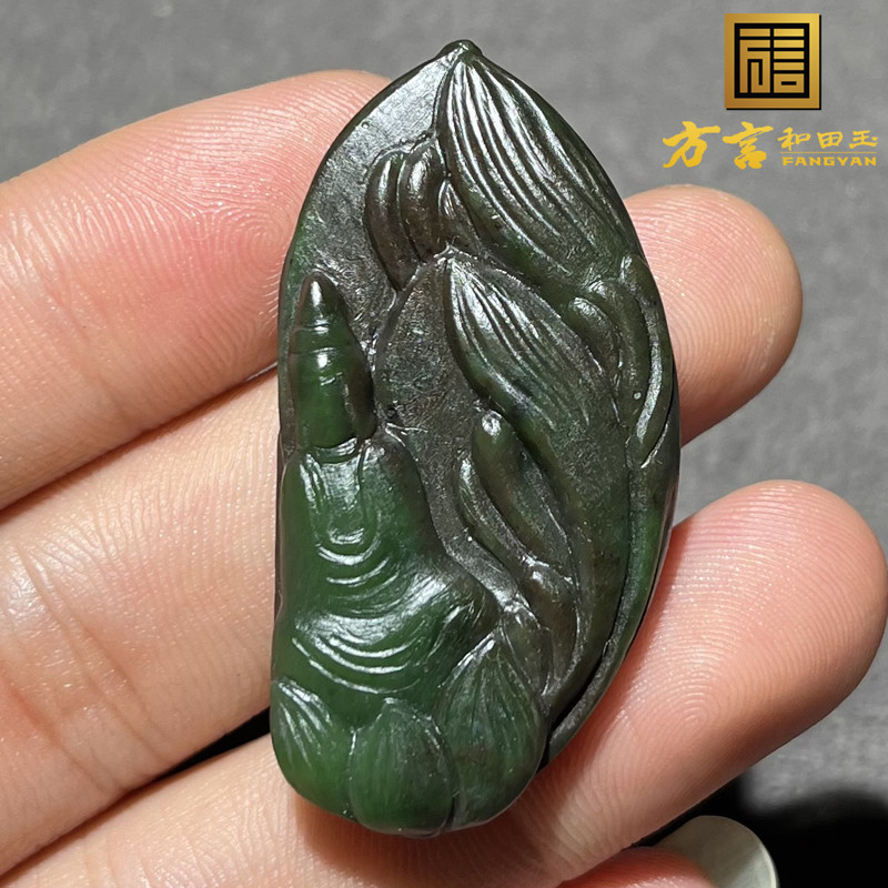 方言品牌和田玉佩戴级俄罗斯精品阳绿碧玉带红皮老料悟道吊坠S