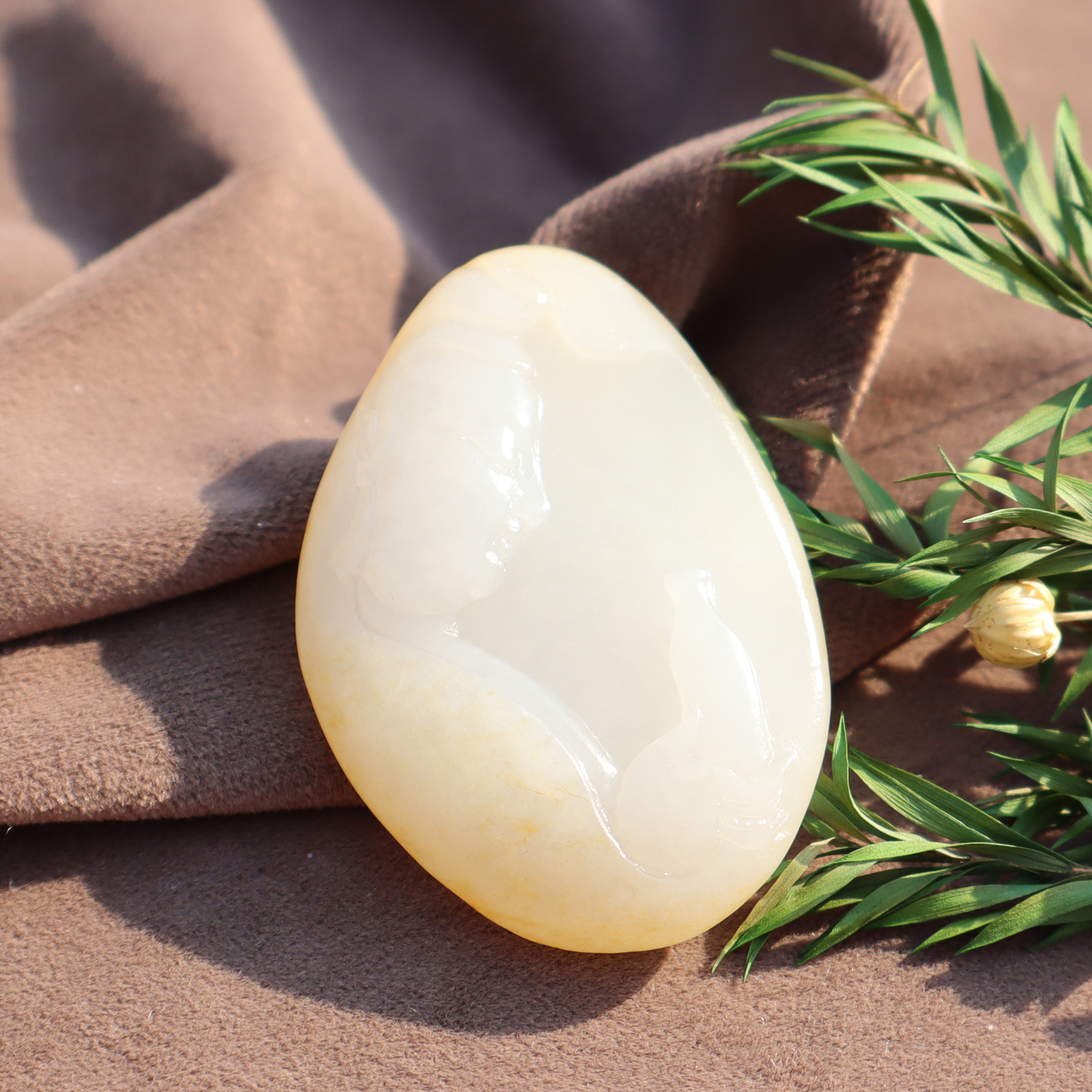 新疆挂金皮高细白玉籽料观音吊坠